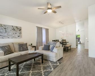Stunning Vacation Home - Trails, Golf & Dining! - Marana - Olohuone
