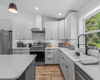 Wagon Wheel Hideaway - All season new build home near Tamarack Resort & Lake Cascade - Donnelly - Kitchen