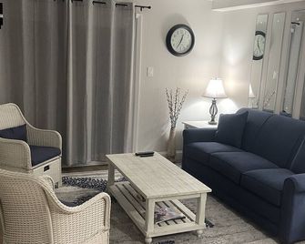 Beautifully relaxing condo on the ocean. Feet from the beach! Beachhouse 214 - Murrells Inlet - Living room