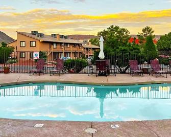 Cozy & Peaceful Sedona Condo with Pool, walk to Restaurants, Shops & Hiking Nearby - Sedona - Piscine