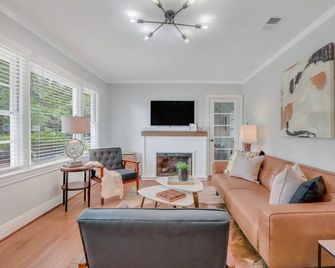 Mid-Century Bungalow - Blue Mile & Close to Gsu! - Statesboro - Вітальня