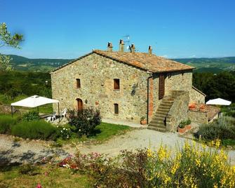 Large double bedroom: private bathroom, private access, garden and swimming pool - Radicofani - Edificio