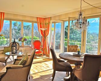 Luxury & Charm - Beautiful Ascona Penthouse Steps to Golfcourse & Beach - Ascona - Essbereich