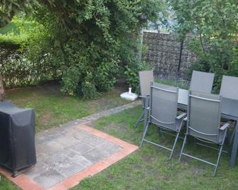 Quiet apartment with terrace only 5 minutes to Müritz - Röbel/Müritz - Innenhof