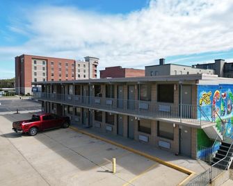 Lindell Motor Lodge - Downtown Cedar Falls Studio With Free Gated Parking! - Cedar Falls - Gebouw