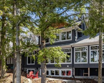 Exceptional 7 bed 5 bath cottage on Lake of Bays with captivating sunset views - Dwight - Gebäude