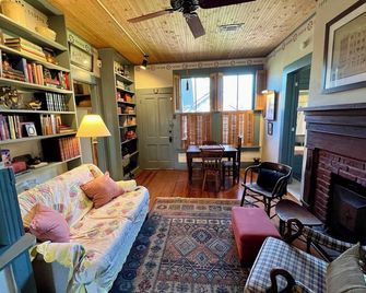 Historical Krezdorn House in the heart of Seguin! - Seguin - Huiskamer