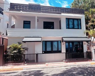 Oceanfront Balcony King Bed suite steps to city center and beach Sunsets walks - Hatillo - Edificio