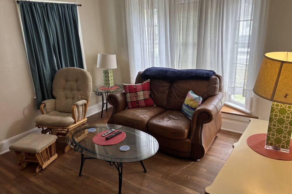 Residential Bungalow (2-Bedroom Home) - Pets Allowed by RedAwning - נורפולק - סלון