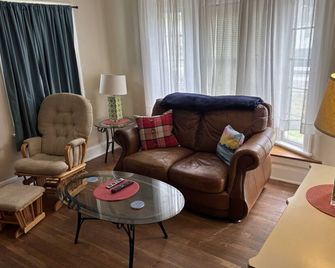 Residential Bungalow (2-Bedroom Home) - Pets Allowed by RedAwning - נורפולק - סלון