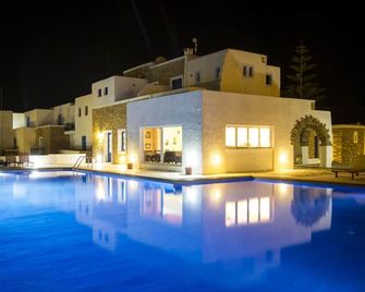 Naxos Holidays - Naxos - Piscina