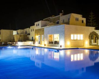 Naxos Holidays - נאקסוס - בריכה