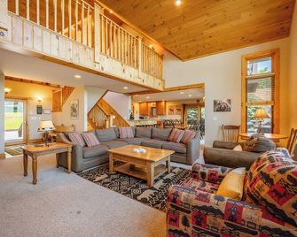 Ridgetop Dog Friendly Retreat w/ Hot Tub & Views - McHenry - Sala de estar