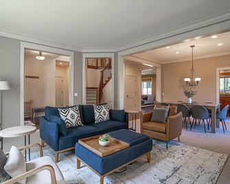 Kirkland's Expansive Custom-Built Family Haven Near Juanita - Kirkland - Living room