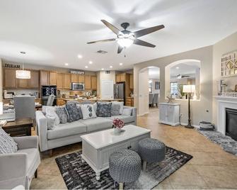 Kimberlys Chandelier Château, Salt Water Pool & Spa Palm Resort,Sleeps up to 15! - Lake Elsinore - Living room