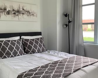 Beautiful 1 br new condo with indoor pool and gym - Montreal - Bedroom