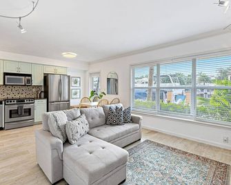 Charming Apartment near Las Olas Blvd - Fort Lauderdale - Living room
