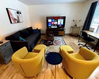Spacious 4br/2.5ba+loft W Cable By Lux Life - Minneapolis - Living room