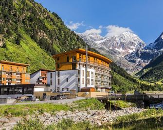 Hotel Vier Jahreszeiten - St. Leonhard im Pitztal - Building