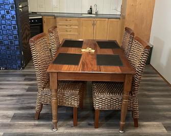 Central Shenton Unit Outside Dog Friendl - Geraldton - Dining room