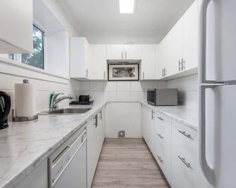 Explore Vancouver from Deluxe 2B/1B basement - Vancouver - Kitchen