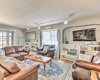 Delightful Family Getaway w/ Covered Patio! - Tucson - Living room