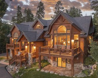 Walking distance to downtown Breck, Stunning ski resort panorama, hot tub, foosball, arcade machine! - Breckenridge - Building