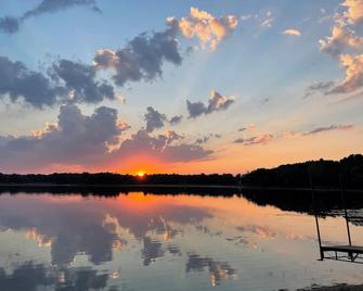Cozy cabin on a private lake to enjoy year round. - Stacy - Outdoors view
