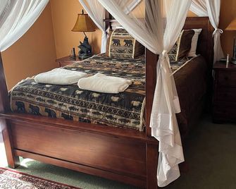 Nice cabin on large wooded lot near Cascade Reservoir-park, beach, & boat ramp - Donnelly - Bedroom