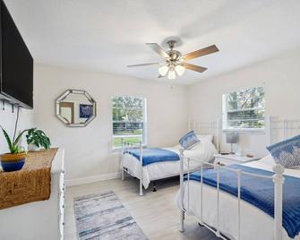 Bikes, Yard & Fire Pit at Upscale Lecanto Home! - Lecanto - Habitación