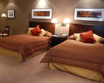 Howard Johnson by Wyndham Sierras Hotel and Casino - Alta Gracia - Bedroom