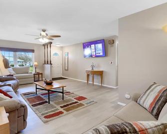 Spacious 4BR/3BA home that sleeps 10+ guests! - Monticello - Living room