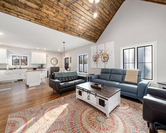 4BR New Mountain-top Pisgah Home, 2 mi from Brevard - Pisgah Forest - Living room