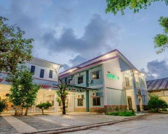 Demuon Hotel - Tanjung Pendan - Gebouw