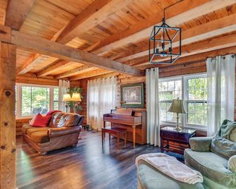 Waterfront Cabin on Lake Sinclair w/ Private Dock! - Eatonton - Living room