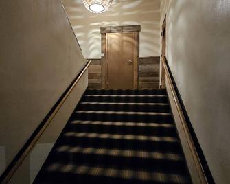 Luxury Studio Suite Downtown - Miles City - Aufgang