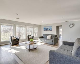 Modern Flower Mound Home Less Than 2 Mi to River Walk - Flower Mound - Living room