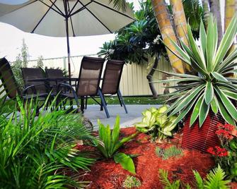 Pearly Shell Motel - Bowen - Patio
