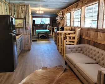 Family Retreat 150/night Upgrade Option To Next Door Private Dock - Caddo - Living room