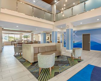 Holiday Inn Express & Suites Fairfield-North By IHG - Fairfield - Lobby