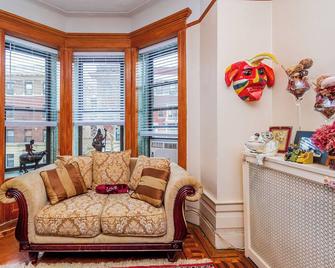 Charming 2-bedroom Brownstone with Bar and Balcony in enchanting Brooklyn - Brooklyn - Sala de estar