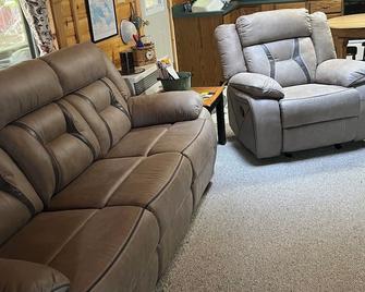 Cozy Sebec Lake front cabin with dock and fire pit - Dover Foxcroft - Sala de estar