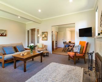 Self Contained roomy Wai iti Cottage.Havelock Nth - Hastings - Living room