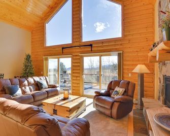 Fairplay Cabin with Mountain Views! - Fairplay - Living room