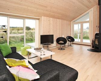 Charming Holiday Home Near Hirtshals With Whirlpool - Hirtshals - Living room