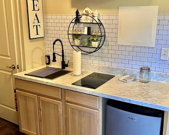 New Charming Studio In Madison! - Madison