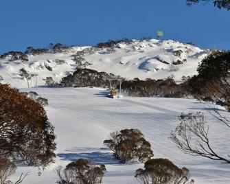 Smiggins Hotel & Chalet Apartments - Perisher Valley - Building