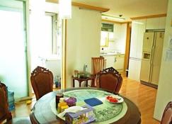 Ilsan Spacious Apartment / 2 bedroom available. - Goyang - Comedor