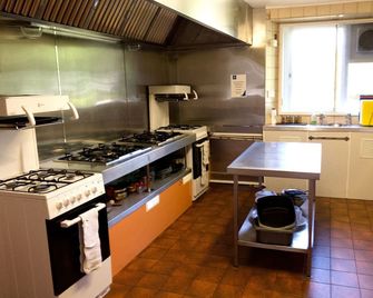 Pitlochry Youth Hostel - Pitlochry - Kitchen