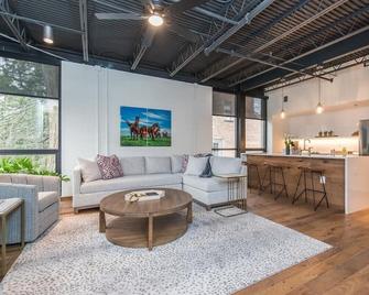 This serviced apartment is a 2 bedroom(s), 2 bathrooms, located in Lexington, KY. - Lexington - Living room